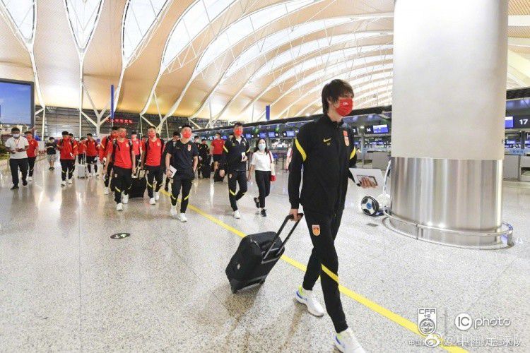 广东省军区副司令员李欣剑、羊晚集团文化顾问兼广东省美术家协会理事区广安、广东省非物质文化遗产促进会常务副会长兼秘书长张梅、原中山市文联主席陈旭、中山市三角镇党委委员吴玉明、中山市电影产业协会会长郑永同等多位领导莅临指导,共同庆祝建党百年盛世,见证艺达谱写新章